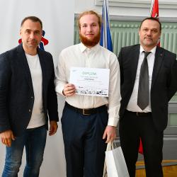 V online světě se umí pohybovat chytře a bezpečně – takoví jsou mladí Jihočeši, kteří se zúčastnili soutěžního kvízu v rámci projektu Kraje pro bezpečný internet (KPBI). Nejlepší účastníci krajského kola dnes převzali ocenění z rukou náměstka hejtmana pro školství Davida Štojdla.