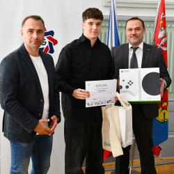 V online světě se umí pohybovat chytře a bezpečně – takoví jsou mladí Jihočeši, kteří se zúčastnili soutěžního kvízu v rámci projektu Kraje pro bezpečný internet (KPBI). Nejlepší účastníci krajského kola dnes převzali ocenění z rukou náměstka hejtmana pro školství Davida Štojdla.