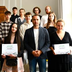 V online světě se umí pohybovat chytře a bezpečně – takoví jsou mladí Jihočeši, kteří se zúčastnili soutěžního kvízu v rámci projektu Kraje pro bezpečný internet (KPBI). Nejlepší účastníci krajského kola dnes převzali ocenění z rukou náměstka hejtmana pro školství Davida Štojdla.