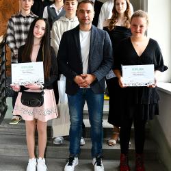V online světě se umí pohybovat chytře a bezpečně – takoví jsou mladí Jihočeši, kteří se zúčastnili soutěžního kvízu v rámci projektu Kraje pro bezpečný internet (KPBI). Nejlepší účastníci krajského kola dnes převzali ocenění z rukou náměstka hejtmana pro školství Davida Štojdla.