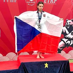 Dva světové šampionáty, 16 medailí a jedno obrovské srdce. Tak by se dal shrnout mimořádný úspěch oddílu tradičního karate DAMAI DI HATI z Českých Budějovic, jehož mladí sportovci reprezentovali Českou republiku na mistrovství světa v Berlíně a v polských Pulawách.