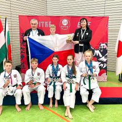 Dva světové šampionáty, 16 medailí a jedno obrovské srdce. Tak by se dal shrnout mimořádný úspěch oddílu tradičního karate DAMAI DI HATI z Českých Budějovic, jehož mladí sportovci reprezentovali Českou republiku na mistrovství světa v Berlíně a v polských Pulawách.
