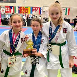 Dva světové šampionáty, 16 medailí a jedno obrovské srdce. Tak by se dal shrnout mimořádný úspěch oddílu tradičního karate DAMAI DI HATI z Českých Budějovic, jehož mladí sportovci reprezentovali Českou republiku na mistrovství světa v Berlíně a v polských Pulawách.