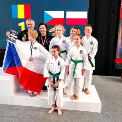 Dva světové šampionáty, 16 medailí a jedno obrovské srdce. Tak by se dal shrnout mimořádný úspěch oddílu tradičního karate DAMAI DI HATI z Českých Budějovic, jehož mladí sportovci reprezentovali Českou republiku na mistrovství světa v Berlíně a v polských Pulawách.