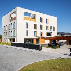 Čtyřpatrová dřevěná budova je reprezentativním sídlem společnosti BudexHUB a poukazuje na schopnost zkombinovat udržitelnost i moderní technologie. 