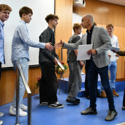 Jihočeský kraj pokračuje v tradici oceňování mladých sportovních talentů, kteří reprezentují region na republikové i mezinárodní úrovni. Na krajském úřadě v Českých Budějovicích byli přijati sportovci z různých disciplín – házenkářky a házenkáři, boxeři a reprezentantka v bezmotorovém létání.