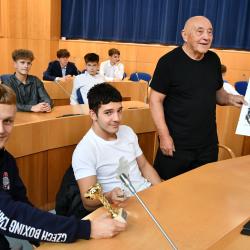 Jihočeský kraj pokračuje v tradici oceňování mladých sportovních talentů, kteří reprezentují region na republikové i mezinárodní úrovni. Na krajském úřadě v Českých Budějovicích byli přijati sportovci z různých disciplín – házenkářky a házenkáři, boxeři a reprezentantka v bezmotorovém létání.