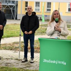 Symbolickým poklepáním základního kamene dnes oficiálně začala přestavba dolního areálu bývalé nemocnice v Českých Budějovicích. Na jeho místě vznikne moderní centrum sociálních služeb Nová Linecká čtvrť, které nabídne špičkové zázemí pro seniory, osoby se zdravotním postižením a také byty pro zástupce klíčových profesí.