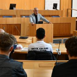 Jihočeský kraj pokračuje v tradici oceňování mladých sportovních talentů, kteří reprezentují region na republikové i mezinárodní úrovni. Na krajském úřadě v Českých Budějovicích byli přijati sportovci z různých disciplín – házenkářky a házenkáři, boxeři a reprezentantka v bezmotorovém létání.