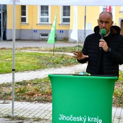 Symbolickým poklepáním základního kamene dnes oficiálně začala přestavba dolního areálu bývalé nemocnice v Českých Budějovicích. Na jeho místě vznikne moderní centrum sociálních služeb Nová Linecká čtvrť, které nabídne špičkové zázemí pro seniory, osoby se zdravotním postižením a také byty pro zástupce klíčových profesí.