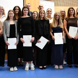 Jihočeský kraj pokračuje v tradici oceňování mladých sportovních talentů, kteří reprezentují region na republikové i mezinárodní úrovni. Na krajském úřadě v Českých Budějovicích byli přijati sportovci z různých disciplín – házenkářky a házenkáři, boxeři a reprezentantka v bezmotorovém létání.
