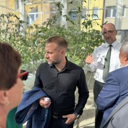 Střední škola rybářská a vodohospodářská Jakuba Krčína v Třeboni dokončila a zprovoznila unikátní aquaponický skleník, který kombinuje chov ryb a pěstování rostlin s využitím moderních, udržitelných technologií.