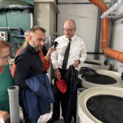 Střední škola rybářská a vodohospodářská Jakuba Krčína v Třeboni dokončila a zprovoznila unikátní aquaponický skleník, který kombinuje chov ryb a pěstování rostlin s využitím moderních, udržitelných technologií.