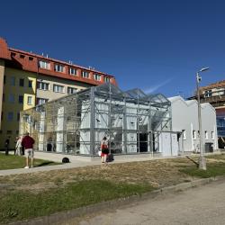 Střední škola rybářská a vodohospodářská Jakuba Krčína v Třeboni dokončila a zprovoznila unikátní aquaponický skleník, který kombinuje chov ryb a pěstování rostlin s využitím moderních, udržitelných technologií.