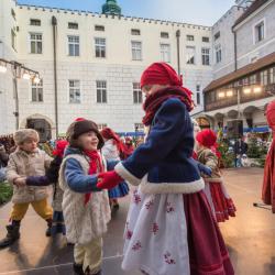 Advent patří v jižních Čechách mezi nejkrásnější období roku. Ulice i náměstí se rozsvěcují světýlky, vůně punče a perníčků láká do centra měst a sváteční atmosféra dýchá z každého koutu.