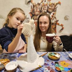 Advent patří v jižních Čechách mezi nejkrásnější období roku. Ulice i náměstí se rozsvěcují světýlky, vůně punče a perníčků láká do centra měst a sváteční atmosféra dýchá z každého koutu.