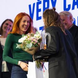 Olympijský festival Milano Cortina 2026 - České Budějovice. Předání Ceny Věry Čáslavské Barboře Strýcové (Foto: ČOV / Léa Decroix).