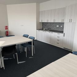 Komfortnější zázemí i více míst pro studenty nabízí Domov mládeže v Holečkově ulici v Českých Budějovicích. Rozšíření a modernizace zařízení přinesly nové vybavení a 70 dalších ubytovacích míst. Kapacita domova mládeže se tak zvýšila na celkem 270 studentů.