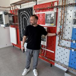 Střední škola polytechnická v Českých Budějovicích není jen běžná střední škola. V jejích třídách totiž studují nejen řemeslníci a technici, ale i budoucí hasiči a specialisté na požární prevenci – mladí lidé, kteří už během studia dokazují, že obstojí v těch nejnáročnějších podmínkách