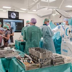 Ortopedické oddělení Nemocnice České Budějovice, a.s., učinilo další významný krok v modernizaci operační péče. Po úspěšném zavedení roboticky asistovaných operací totálních náhrad kolenního kloubu rozšířilo své operační spektrum o další špičkový výkon – roboticky asistovanou totální náhradu kyčelního kloubu.