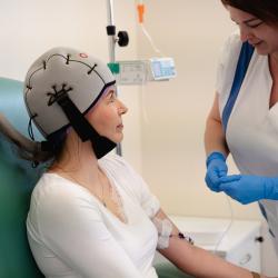 Nemocnice České Budějovice, a.s., rozšířila spektrum podpůrné onkologické péče o moderní chladicí systém PAXMAN. Speciální silikonová čepice během chemoterapie ochlazuje pokožku hlavy a výrazně snižuje riziko ztráty vlasů, typického nežádoucího účinku léčby.