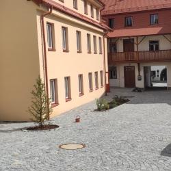 Husinec otevřel nový dům s pečovatelskou službou. Seniorům nabídne bezbariérové bydlení i zázemí v centru města.