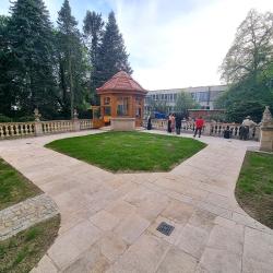 V areálu Domu dětí a mládeže byla slavnostně otevřena nově zrekonstruovaná venkovní učebna, která vznikla citlivou obnovou původního altánu na zahradě. Objekt byl před rekonstrukcí ve velmi špatném technickém stavu a dlouhodobě nevyužitelný. Díky rozsáhlým stavebním úpravám se jej však podařilo proměnit v moderní a příjemné zázemí pro vzdělávání i odpočinek.