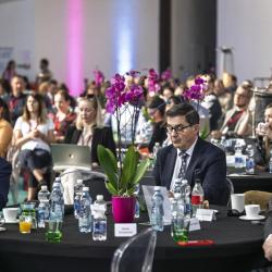 Umělá inteligence se během tří let posunula z oblasti debat a očekávání do každodenní praxe úřadů. Právě tento posun ukázal třetí ročník konference AI ve veřejné správě, kterou Jihočeský kraj uspořádal 23. a 24. dubna 2026 v Alšově jihočeské galerii v Hluboké nad Vltavou.