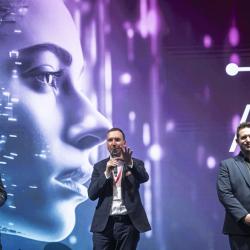 Umělá inteligence se během tří let posunula z oblasti debat a očekávání do každodenní praxe úřadů. Právě tento posun ukázal třetí ročník konference AI ve veřejné správě, kterou Jihočeský kraj uspořádal 23. a 24. dubna 2026 v Alšově jihočeské galerii v Hluboké nad Vltavou.