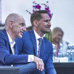 Umělá inteligence se během tří let posunula z oblasti debat a očekávání do každodenní praxe úřadů. Právě tento posun ukázal třetí ročník konference AI ve veřejné správě, kterou Jihočeský kraj uspořádal 23. a 24. dubna 2026 v Alšově jihočeské galerii v Hluboké nad Vltavou.