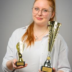 Střední škola obchodní, Husova 9 v Českých Budějovicích, jejímž zřizovatelem je Jihočeský kraj, zaznamenala mimořádně úspěšný březen. Její žáci se prosadili v celé řadě prestižních odborných soutěží napříč obory – od fotografie přes aranžování až po pekařinu, kadeřnictví či cukrařinu, a přivezli ocenění z republikových i mezinárodních klání.