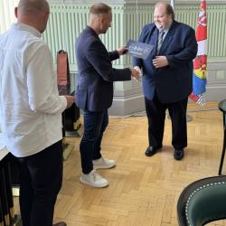 Celkem 1 153 studentů ze 44 středních škol Jihočeského kraje se letos zapojilo do celostátní soutěže HAXAGON Skirmish Czech Republic 2026 zaměřené na informatiku a kybernetickou bezpečnost. Pět jihočeských studentů postoupilo mezi 42 finalistů z celé republiky, což se vedle Prahy a Středočeského kraje podařilo jen Jihočeskému kraji.