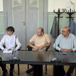 Celkem 1 153 studentů ze 44 středních škol Jihočeského kraje se letos zapojilo do celostátní soutěže HAXAGON Skirmish Czech Republic 2026 zaměřené na informatiku a kybernetickou bezpečnost. Pět jihočeských studentů postoupilo mezi 42 finalistů z celé republiky, což se vedle Prahy a Středočeského kraje podařilo jen Jihočeskému kraji.
