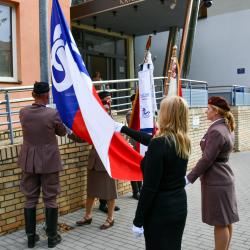Před budovou Krajského úřadu Jihočeského kraje dnes zavlála sokolská vlajka. Jihočeský kraj si tak i letos připomněl Památný den sokolstva, který připadá na 8. října a připomíná oběti nacistických represí z řad členů Sokola.