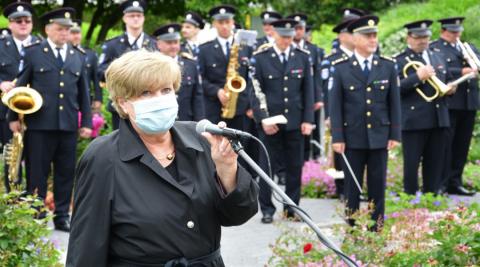 Hejtmanka Stráská děkovala všem, kteří se podíleli na řízení kraje v době koronaviru: Byli jsme skvělá parta. Zahrála jim k tomu Hudba Hradní stráže.