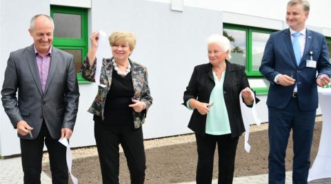 Nemocnice České Budějovice slavnostně zahájila provoz v zrekonstruovaném pavilonu I. Zleva: vedoucí investičního a stavebního oddělení František Bostl, hejtmanka Jihočeského kraje Ivana Stráská, předsedkyně představenstva Jihočeské nemocnice, a.s. Zuzana Roithová, předseda představenstva Nemocnice České Budějovice Michal Šnorek.