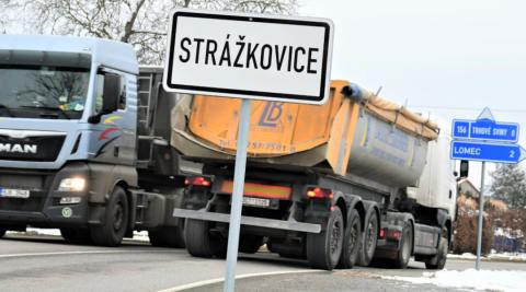 Řidiči budou moci začít využívat obchvat Strážkovic v listopadu 2022. Vyplývá to z rozhodnutí rady kraje, která ve čtvrtek 27. srpna schválila dodavatele této stavby. Na základě výběrového řízení se jí stala společnost EUROVIA CS, která komunikaci kolem obce na Českobudějovicku vybuduje za 116 milionů korun. 