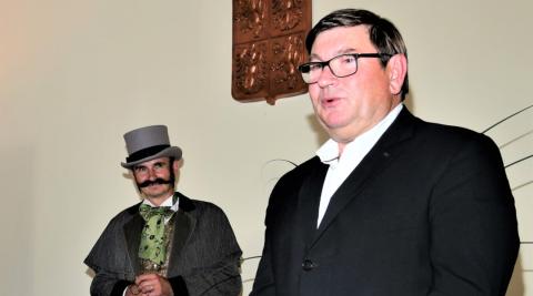 Náměstek hejtmanky pro kulturu Pavel Hroch při slavnostním křtu publikace  Po stopách rodu Buquoyů.