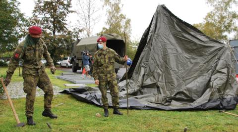 Drive-in volby proběhnou již zítra - vojáci začínají stavět hlasovací stanoviště.