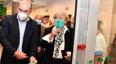 V Táboře otevřeli budovu "Nové psychiatrie". Hejtmanka Stráská přestřihla pásku.