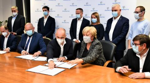 Zástupci ODS, KDU-ČSL + TOP 09, ČSSD a Jihočeši 2012 podepsali memorandum o spolupráci. Stalo se tak v úterý 6. října v budově krajského úřadu v Českých Budějovicích. Konkrétně jej v prvním sledu signovali, viz uvedené pořadí stran, Martin Kuba, Jan Bartošek, Tomáš Bouzek, Ivana Stráská a Pavel Hroch.
