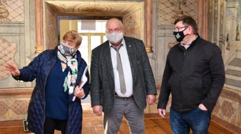 Ředitelka Muzea středního Pootaví Strakonice Ivana Říhová, vedoucí oddělení kultury a zřizovaných organizací František Chrastina a náměstek Pavel Hroch při prohlídce rekonstruovaných prostor hradu.