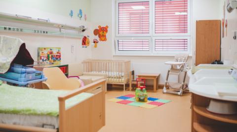 Dva nové pokoje otevřelo u příležitosti Mezinárodního dne předčasně narozených dětí Neonatologické oddělení Nemocnice České Budějovice., a.s. Maminky v nich mohou být se svými nedonošenými novorozenci a zároveň dalšími dětmi do věku tří let. 