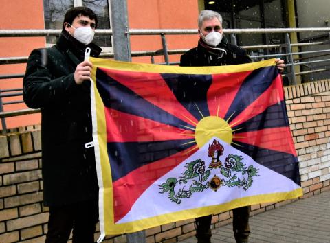 Náměstci Talíř a Klíma vyvěsili před budovou Krajského úřadu Jihočeského kraje tibetskou vlajku.