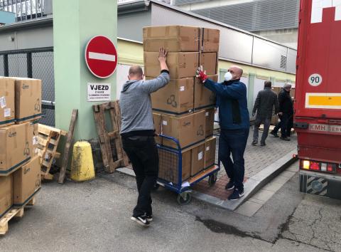 Krajský úřad rozděloval antigenní testy jihočeským školám.