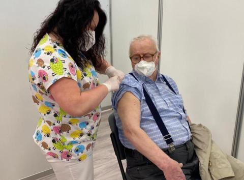V jindřichohradeckém OČKU byla ve čtvrtek 22. dubna vyočkována 20 000. dávka vakcíny proti nemoci covid-19. Pro jubilejní dávku si přišel Jaroslav Nechvátal ze Žirovnice. 