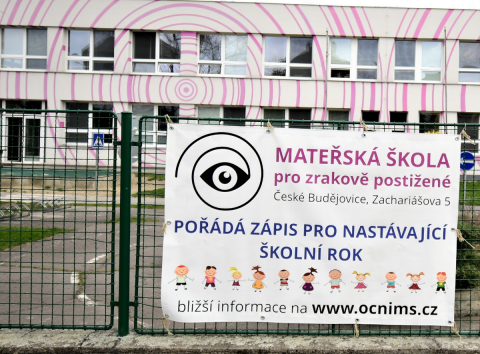 Komplexní rekonstrukci a modernizaci vnitřních prostor Mateřské školy pro zrakově postižené a speciálně pedagogického centra v Českých Budějovicích plánuje kraj. Vyhlášení veřejného výběrového řízení s předpokládanou investicí 26 milionů korun schválila Rada Jihočeského kraje ve čtvrtek 15. dubna. Potvrdil to náměstek hejtmana pro oblast školství Pavel Klíma.