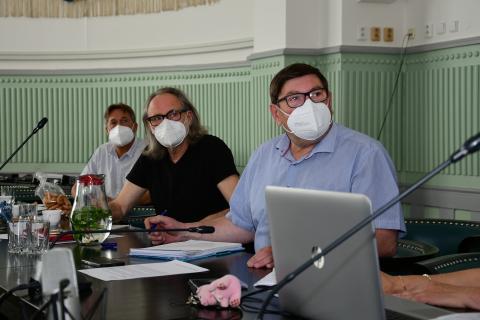 Zasedla hodnotící komise soutěže „Pět let s Programem obnovy venkova Jihočeského kraje“. Zleva: předseda Spolku pro obnovu venkova Luboš Peterka (není členem komise),  starosta Úsilného Pavel Kašpárek a náměstek pro POV Pavel Hroch.