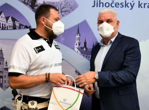 Prap. Vít Dvořák přebírá ocenění z rukou náměstka Antonína Kráka.