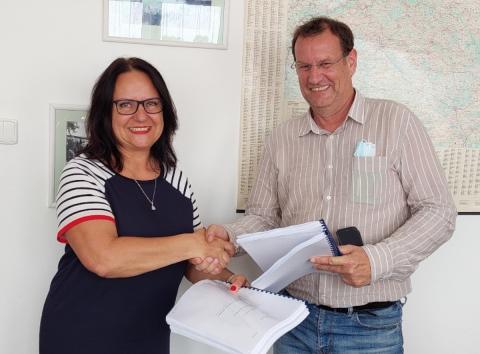Ing. Andrea Jankovcová, ředitelka Správy a údržby silnic Jihočeského kraje, a Denis Bertolotto, ředitel společnosti VIA SALIS Operations, s.r.o., po uzavření dané smlouvy.